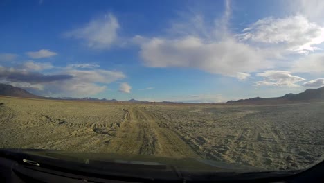 conduciendo por el desierto de mojave todoterreno