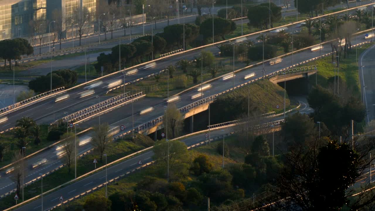 일몰의 교통 장면과 도로. 긴 노출. 시간 지연