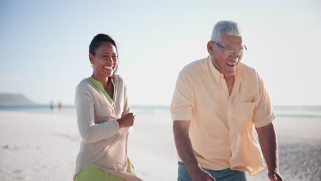 Abuelos,-Niño-Y-Abrazo-En-La-Playa-Amor