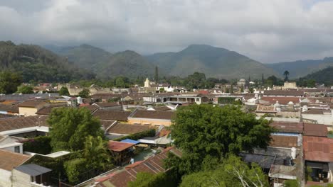 volando bajo sobre los tejados de la ciudad de antigua, día soleado en guatemala - vista aérea