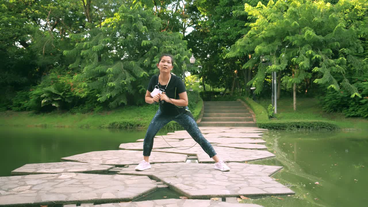 mujer asiática hace ejercicio en el parque al aire libre con nueva normalidad en situación covid-19