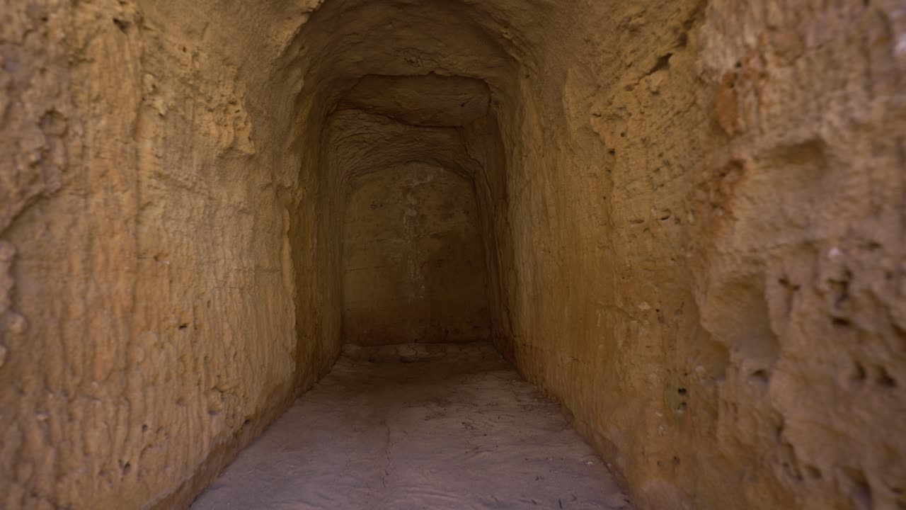 지하 그리스 묘지 홀 내부의 독특한 전망