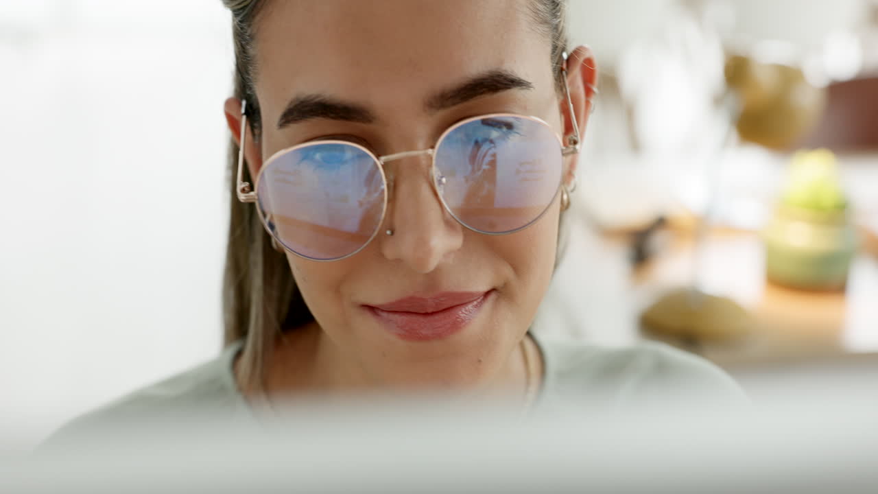 computadora, oficina y planificación de mujeres felices