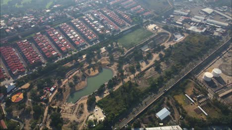 vista aérea de la construcción inacabada del parque de la ciudad 4k video, zona residencial