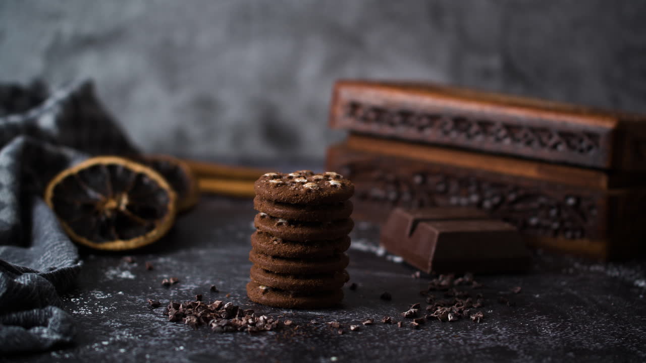 galletas de chocolate con trozos de granos de cacao triturados sobre un fondo cambiante