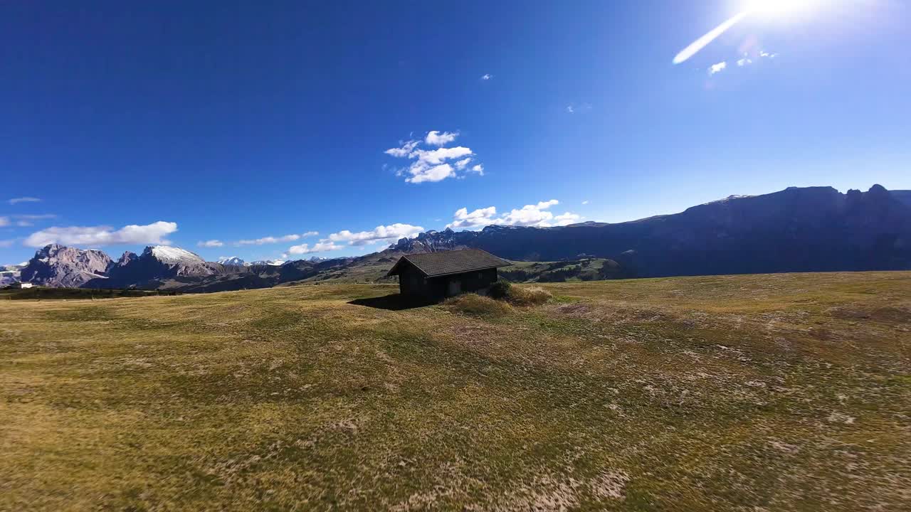 Alpe di Siusi, Dolomiti, con particolare attenzione ai pascoli alpini, spazio per il bestiame al pascolo, fine estate dinamica, video realizzato con drone FPV