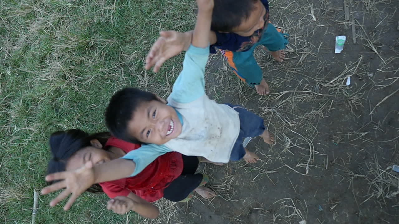 Anak-anak Bahagia Bermain di Luar Ruangan