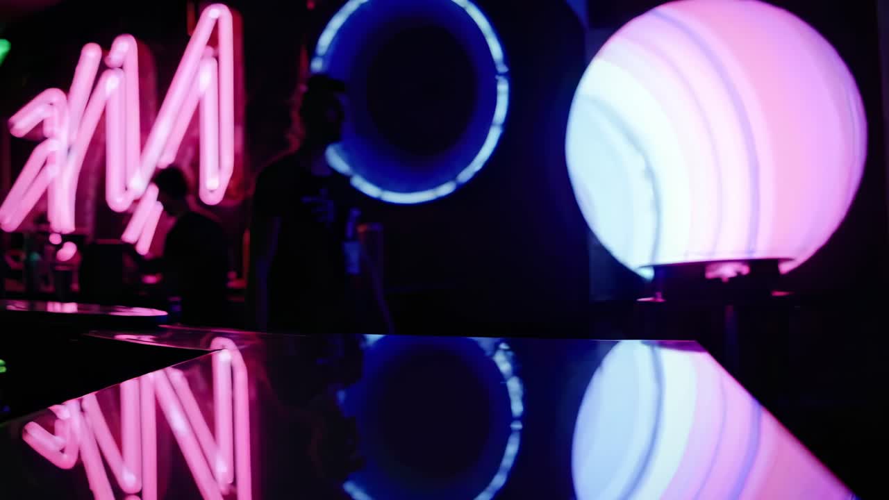 Neonbelyst natklubinteriør med refleksioner