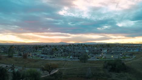 drone elevándose en una puesta de sol de montaña rocosa en colorado