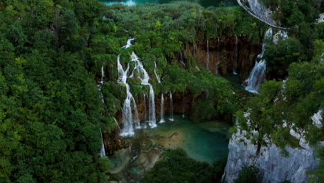 Impresionantes-Vistas-De-Los-Lagos-En-Terrazas-Con-Cascadas-En-El-Parque-Nacional-De-Los-Lagos-De-Plitvice-En-El-Centro-De-Croacia