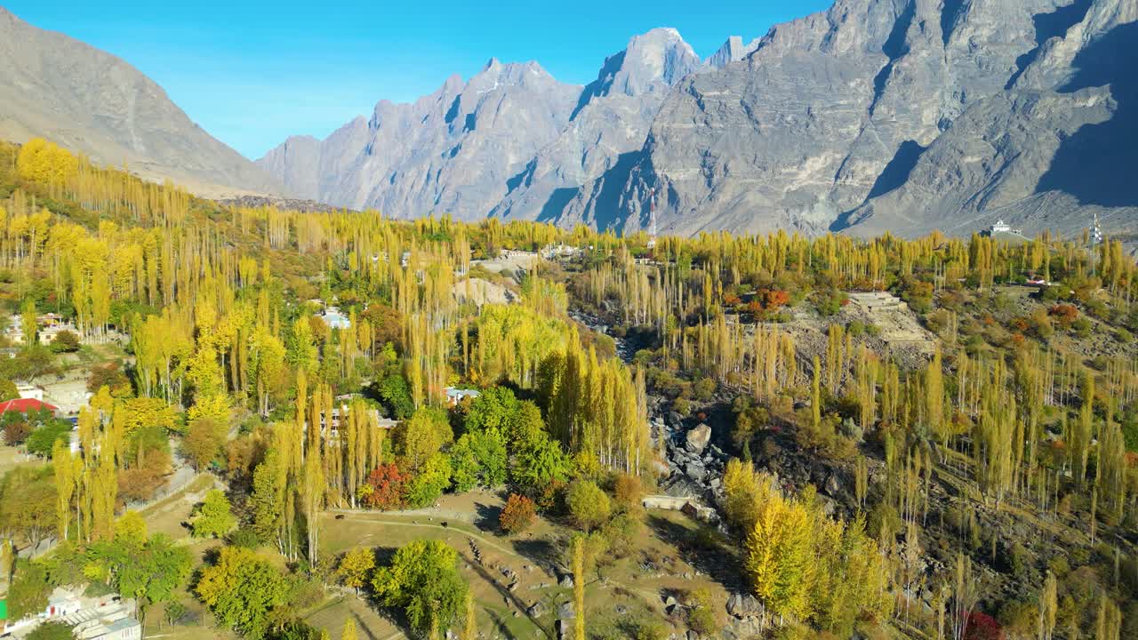 Autumn in the Mountains: Breathtaking Valley Scenery