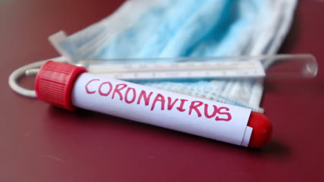 prueba de coronavirus, máscara y termómetro