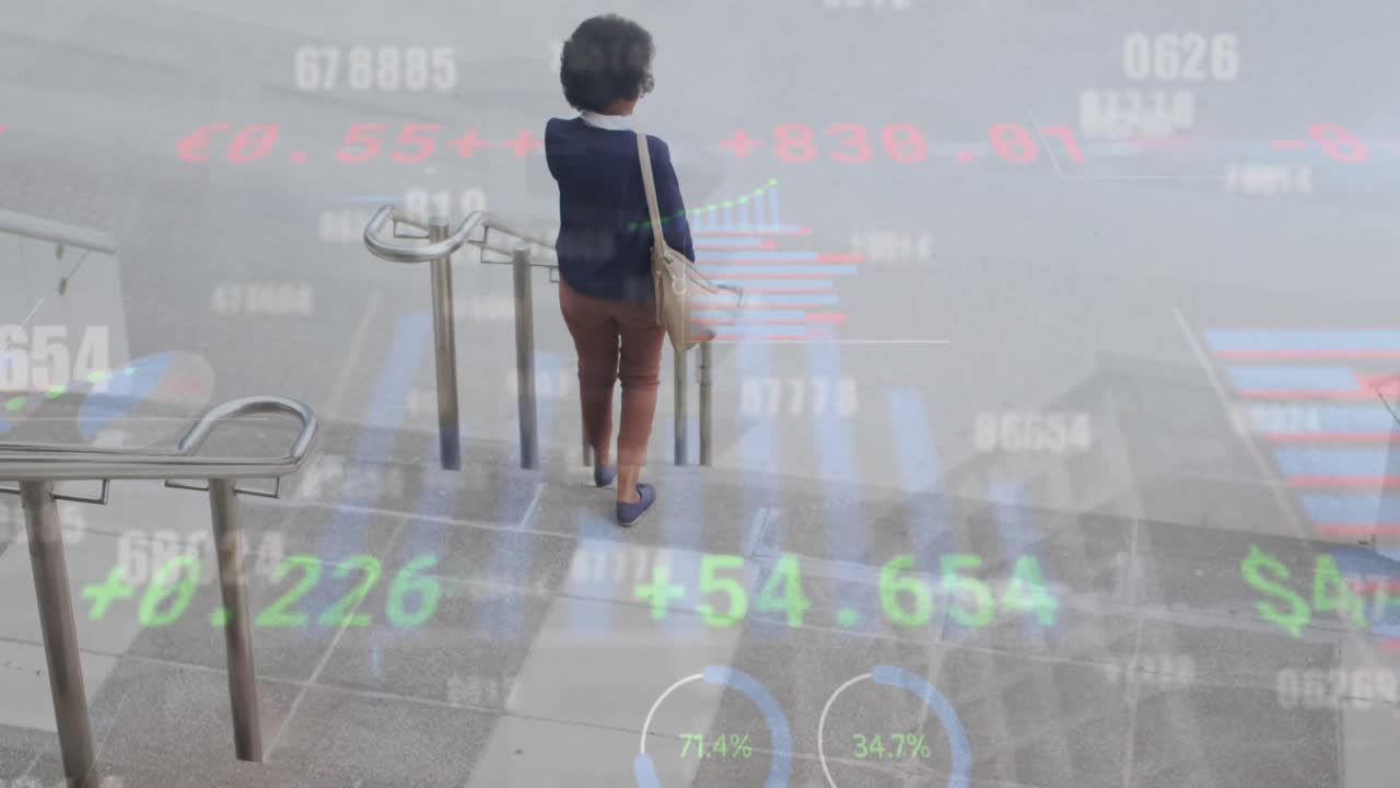 animación de la junta comercial, mujer afroamericana hablando en el teléfono celular mientras baja las escaleras