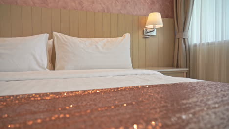 dormitorio romántico en la habitación del hotel, ropa de cama de cerca con sábanas