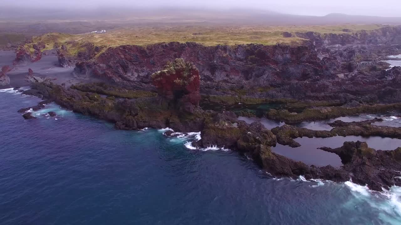 아이슬란드의 바다에서 튀어나온 암석