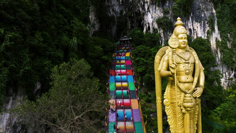 estatua de murugan en la entrada de las cuevas de batu en gombak, selangor, malasia