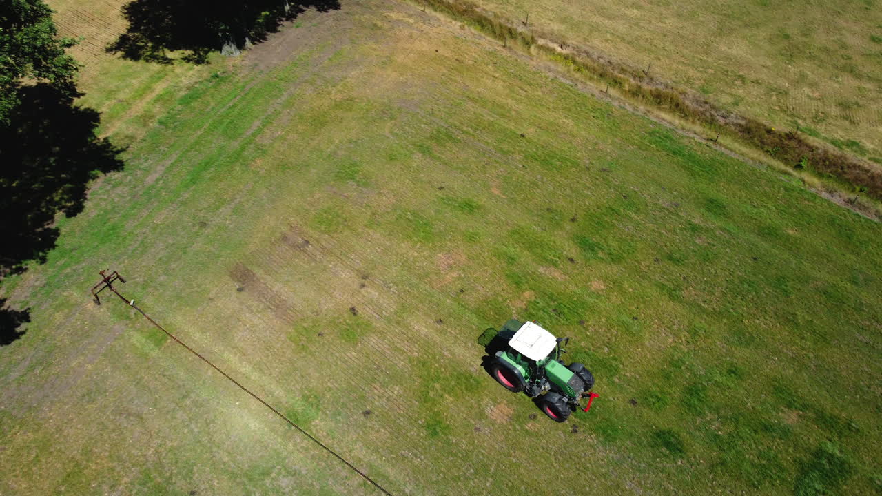 에서 일 하는 트랙터 의 공중 사진