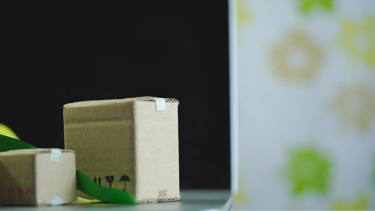 라마단 프로모션 - 카드보드 상자와 리본 ketupat와 함께 작은 쇼핑 카트