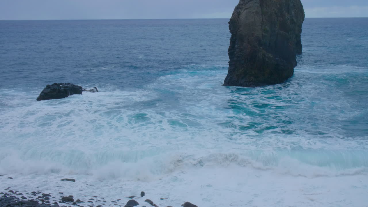 ribeira da janela roca madeira porto moniz seixal con olas inquietas mar océano playa inquietante en un día nublado