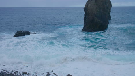 Ribeira-Da-Window-Rock-Madeira-Porto-Moniz-Seixal-Mit-Unruhiger-Welle-Meer-Ozean-Unruhiger-Strand-An-Einem-Bewölkten-Tag