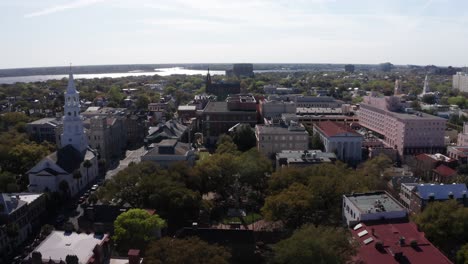 Toma-Aérea-Baja-De-Washington-Square-En-El-Histórico-Barrio-Francés-De-Charleston,-Carolina-Del-Sur