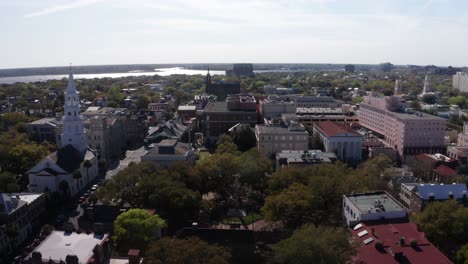 tomada aérea baja de washington square en el histórico barrio francés de charleston, carolina del sur