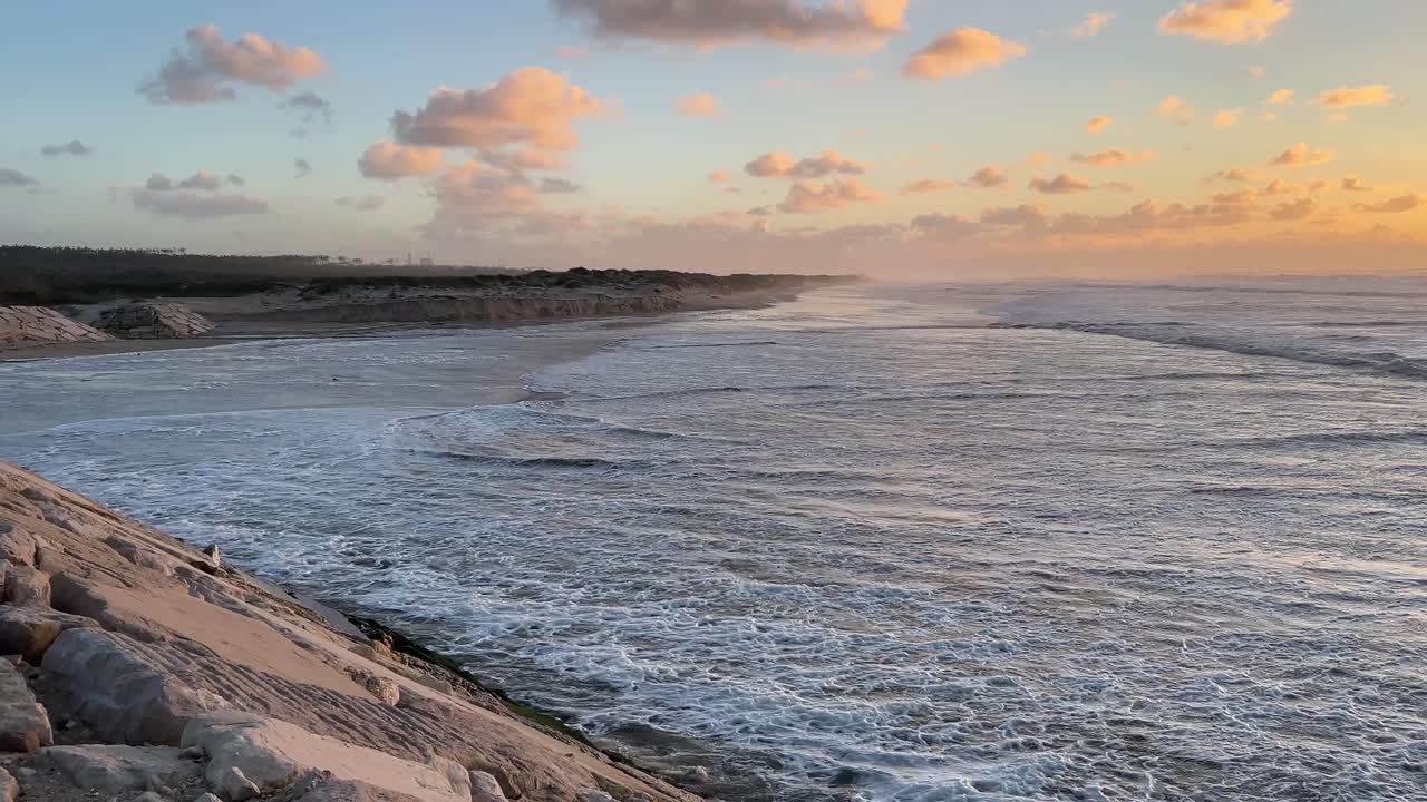 Onde turbolente sotto il sole del tramonto con un bagliore dorato.