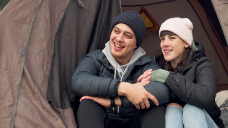 Tienda-De-Campaña,-Viajar-Y-Señalar-Con-Una-Pareja-Acampando