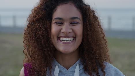 Retrato-Hermosa-Mujer-De-Raza-Mixta-Riendo-Disfrutando-De-Un-Exitoso-Estilo-De-Vida-De-Vacaciones-Relajante-Alegre-Mujer-Joven-Que-Parece-Feliz-En-El-Fondo-Del-Mar-Peinado-Rizado