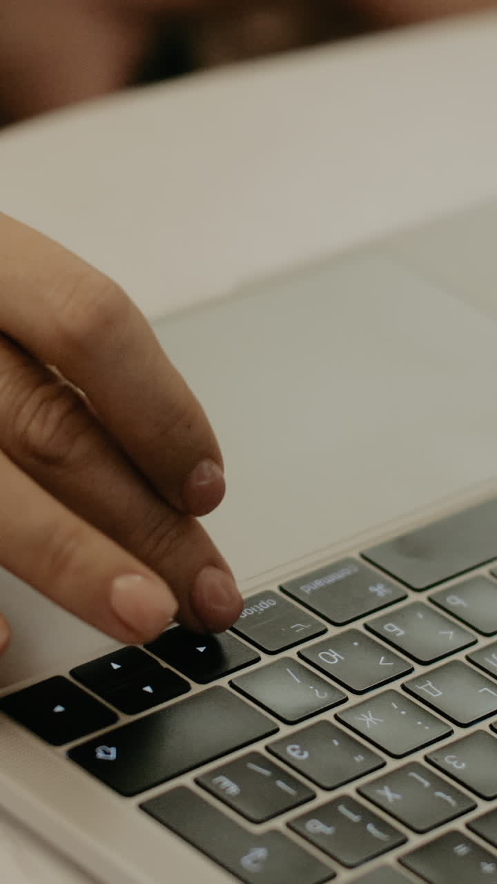 mujer escribiendo en un teclado de portátil