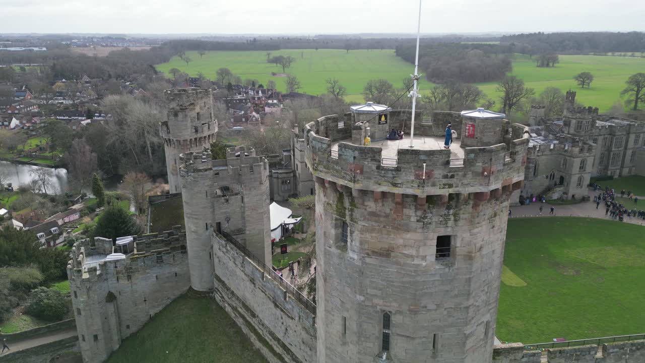 華威克城堡塔 (warwick castle tower) 英國國旗 (英語版)