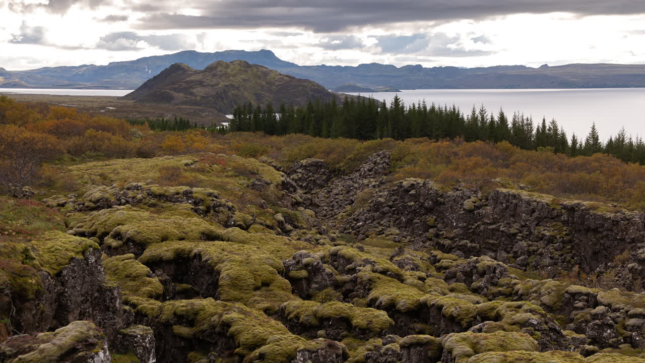 Timelapse-kuva Hrafngjan tektonisesta siirroksesta ja Thingvallavatn-järvestä Thingvellirin kansallispuistossa, Islannissa
