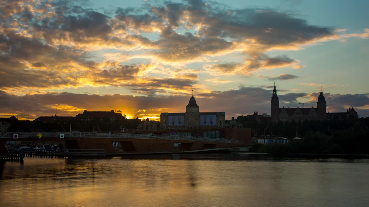 hermosa vista en la ciudad de szczecin en polonia durante la toma de lapso de tiempo al atardecer