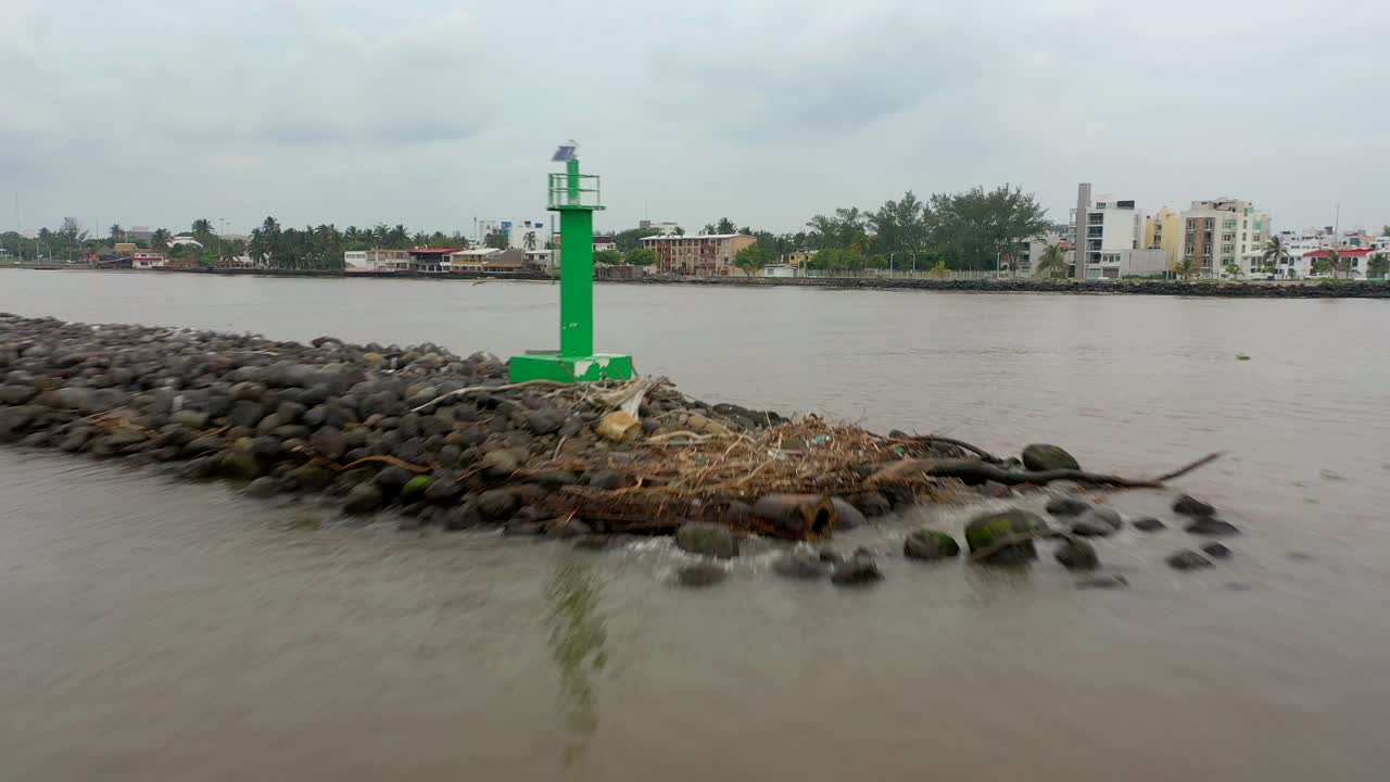 sobrevuelo aéreo veracruz faro verde empujar adelante en gris día nublado