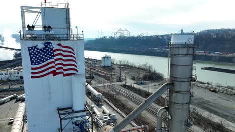 Luftaufnahme-Der-Amerikanischen-Flagge-Im-US-Stahlwerk,-Edgar-Thomson-Werk