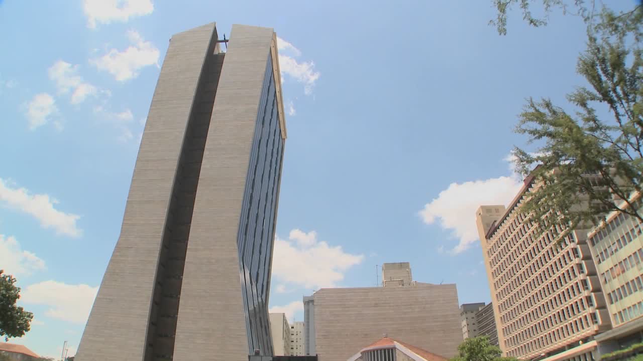 incline hacia abajo hasta el lugar del atentado de 1998 en nairobi, kenia, donde los terroristas atacaron la embajada de ee.uu.