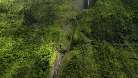 Vista-Aérea-De-Una-Cascada-En-La-Ladera-De-Una-Gran-Montaña-En-La-Isla-De-La-Reunión