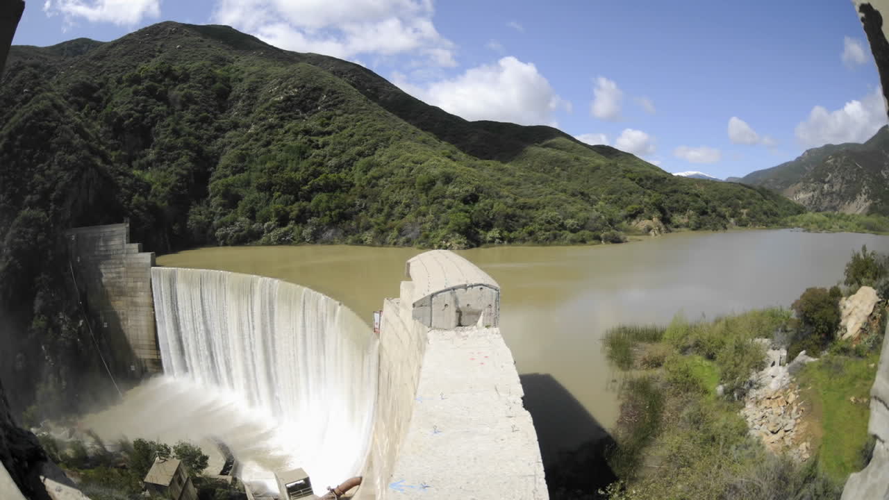 오래 된 matilija 댐 3 위로 쏟아지는 matilija 개울 위에서 넓은 시간 경과 돌리 샷
