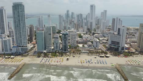 toma aérea alta sobre playa bocagrande en cartagena, colombia