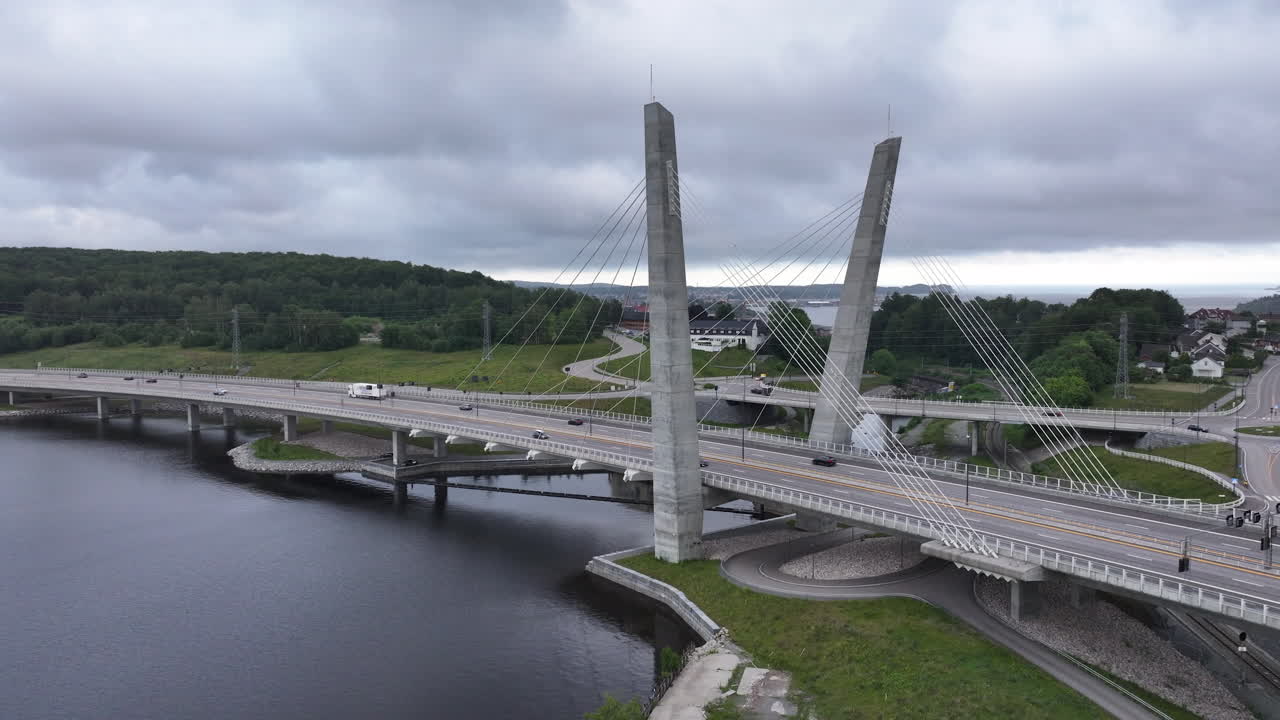 노르웨이 라르비크 에서 구름이 많은 날 에 운행 하는 자동차 들 이 있는 파리스브루아 다리 - 공중 드론 촬영