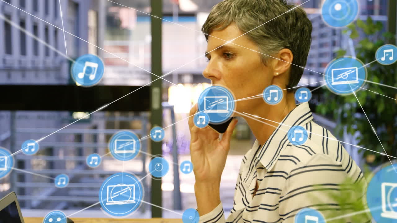 animación de una red de conexiones con iconos sobre una mujer de negocios caucásica hablando por teléfono inteligente