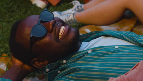 amigos en un festival de música al aire libre