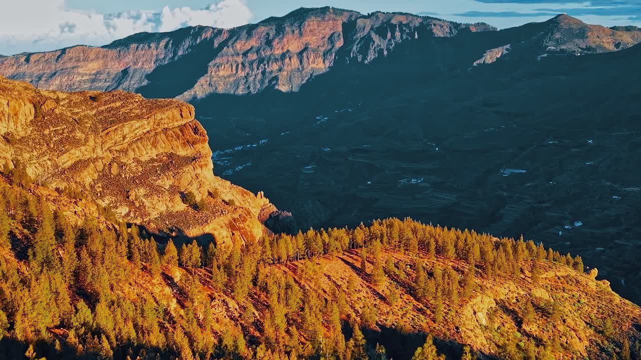 Panoramiczny widok z lotu ptaka na krajobraz Gran Canarii o zachodzie słońca