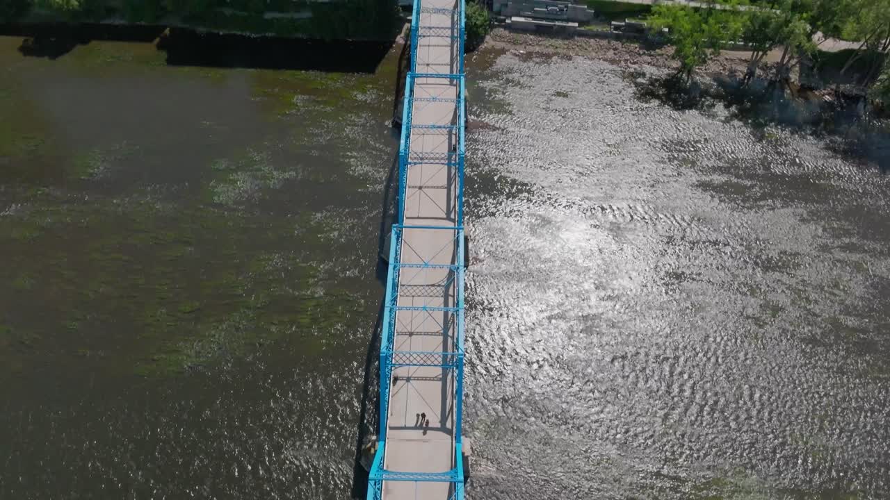 미시간 주 그랜드래피즈 시내의 그랜드 리버를 가로지르는 블루 브릿지 (blue bridge over grand river in downtown grand rapids, michigan) 에서 드론으로 촬영된 영상과 하늘을 향해 기울이는 영상.