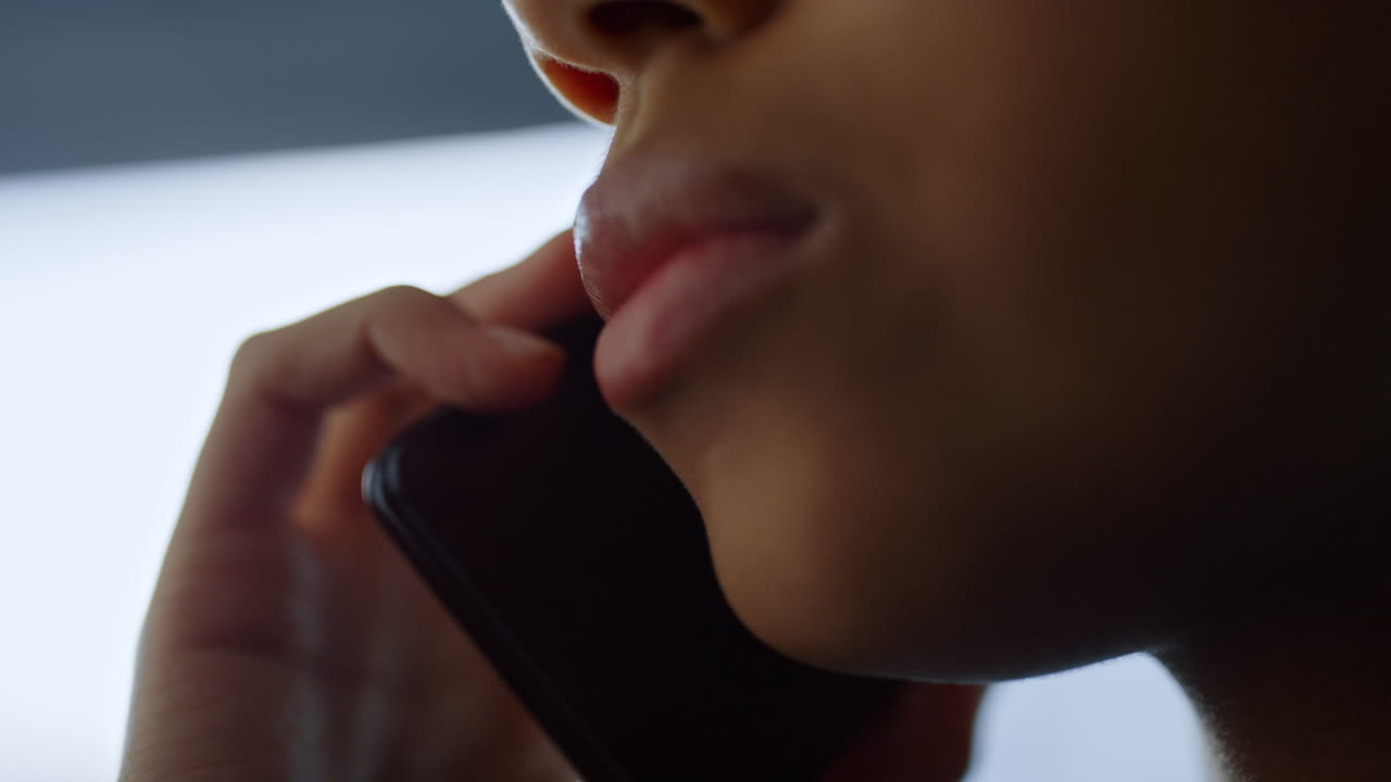 ⁇ 드폰 으로 이야기 하는 사업가. 스마트폰 을 사용하는 여성 직원