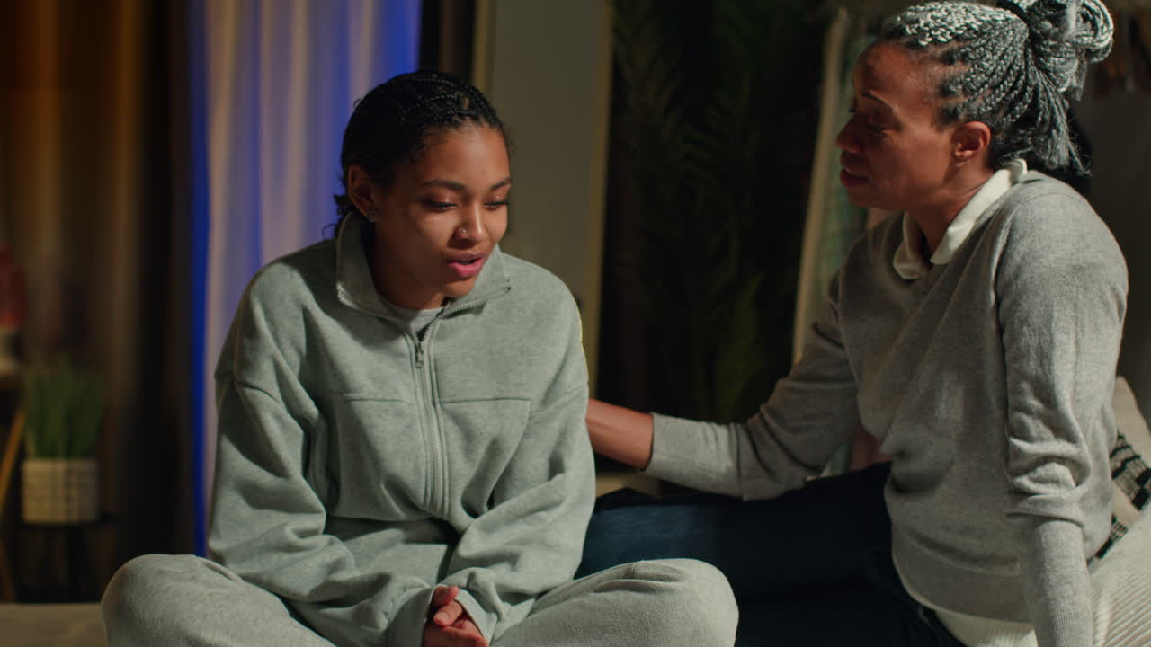 madre e hija hablando