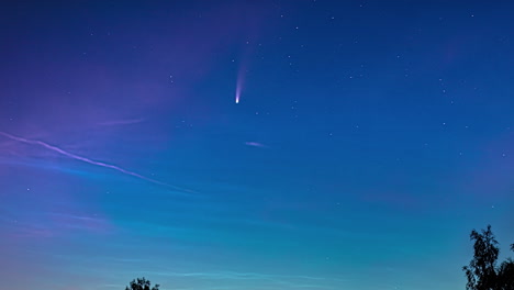 Hermoso-Lapso-De-Tiempo-Del-Cielo-Nocturno-Con-Cometa-Neowise,-Estrellas-Y-Nubes