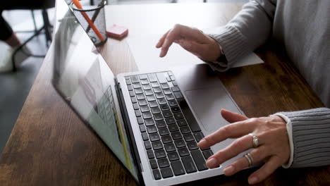 Student-using-computer-in-classroom