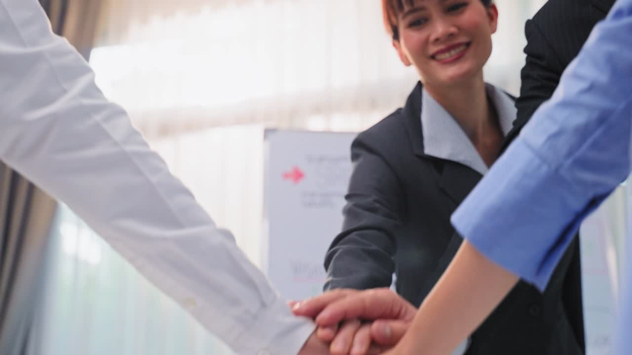 grupo de hombres y mujeres de negocios se apilan las manos ponen las palmas juntas para motivar para el éxito corporativo en la sala de reuniones. colegas equipo de empleados tormenta de ideas y trabajar como trabajo en equipo y unidad en la oficina.