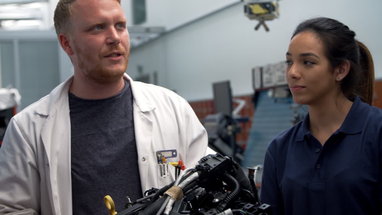 tutor explicando cómo funciona el motor a un grupo de aprendices